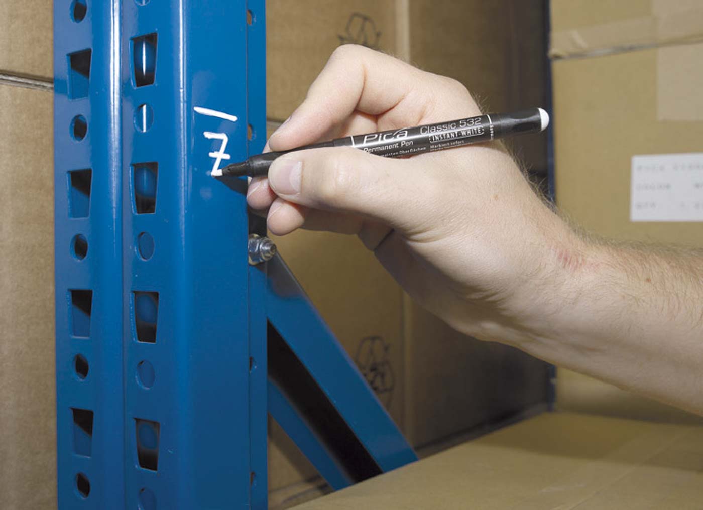 532-52_instant-white-pen_use_2_web