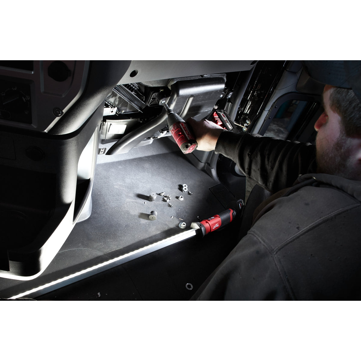 Milwaukee M12™ Akku-Motorhaubenleuchte M12UHL - Produktbild 6