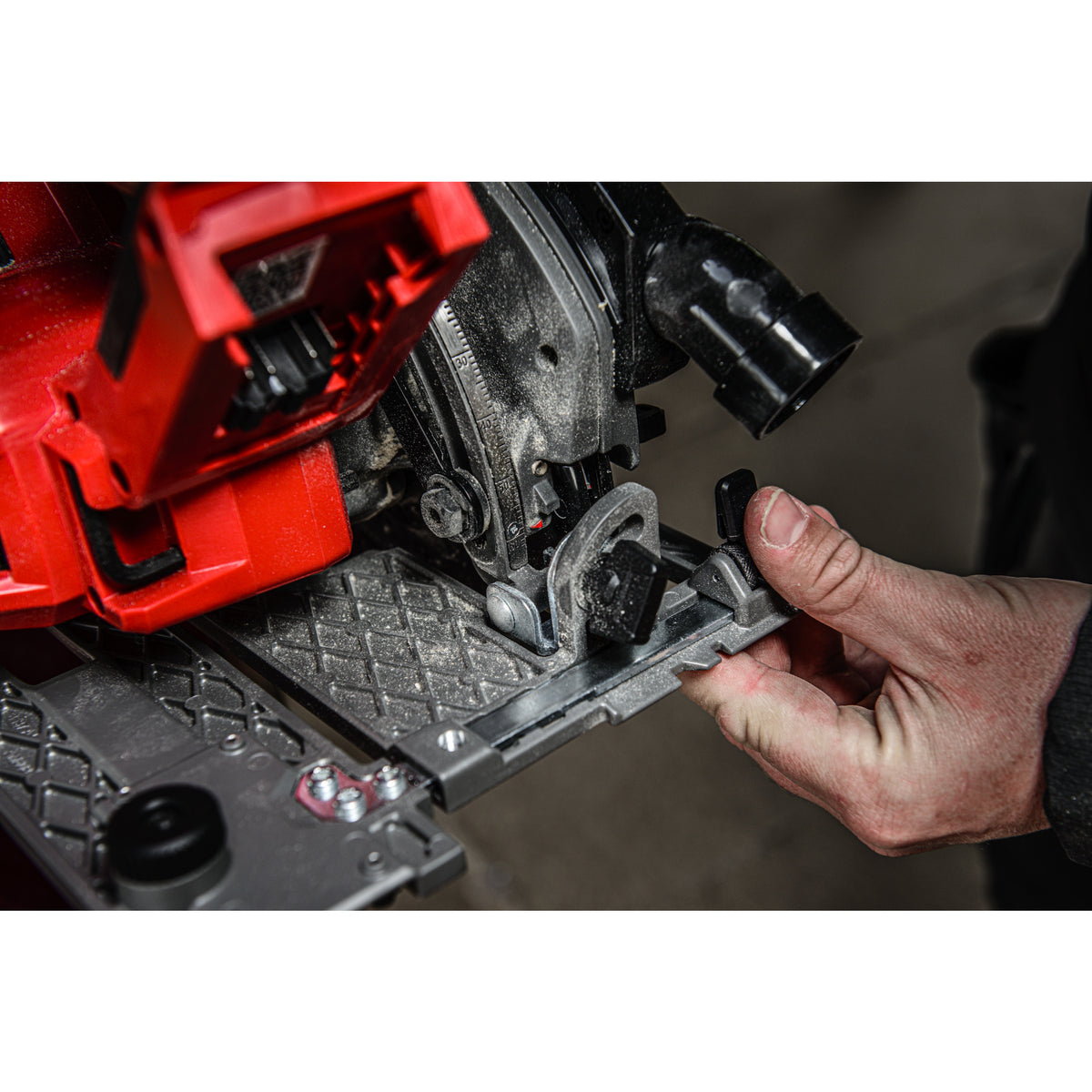 Milwaukee M18 FUEL™ Akku-Handkreissäge M18FCSDC165 - Produktbild 9