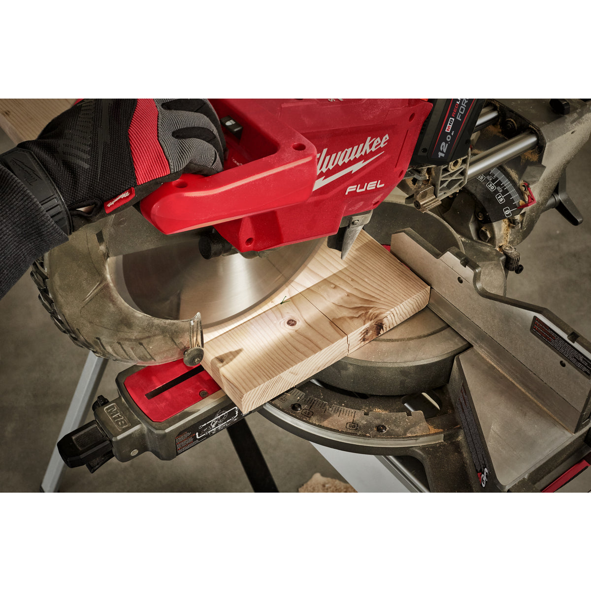 Milwaukee M18 FUEL™ Akku-Kapp- und Gehrungssäge M18FMS305 - Produktbild 19