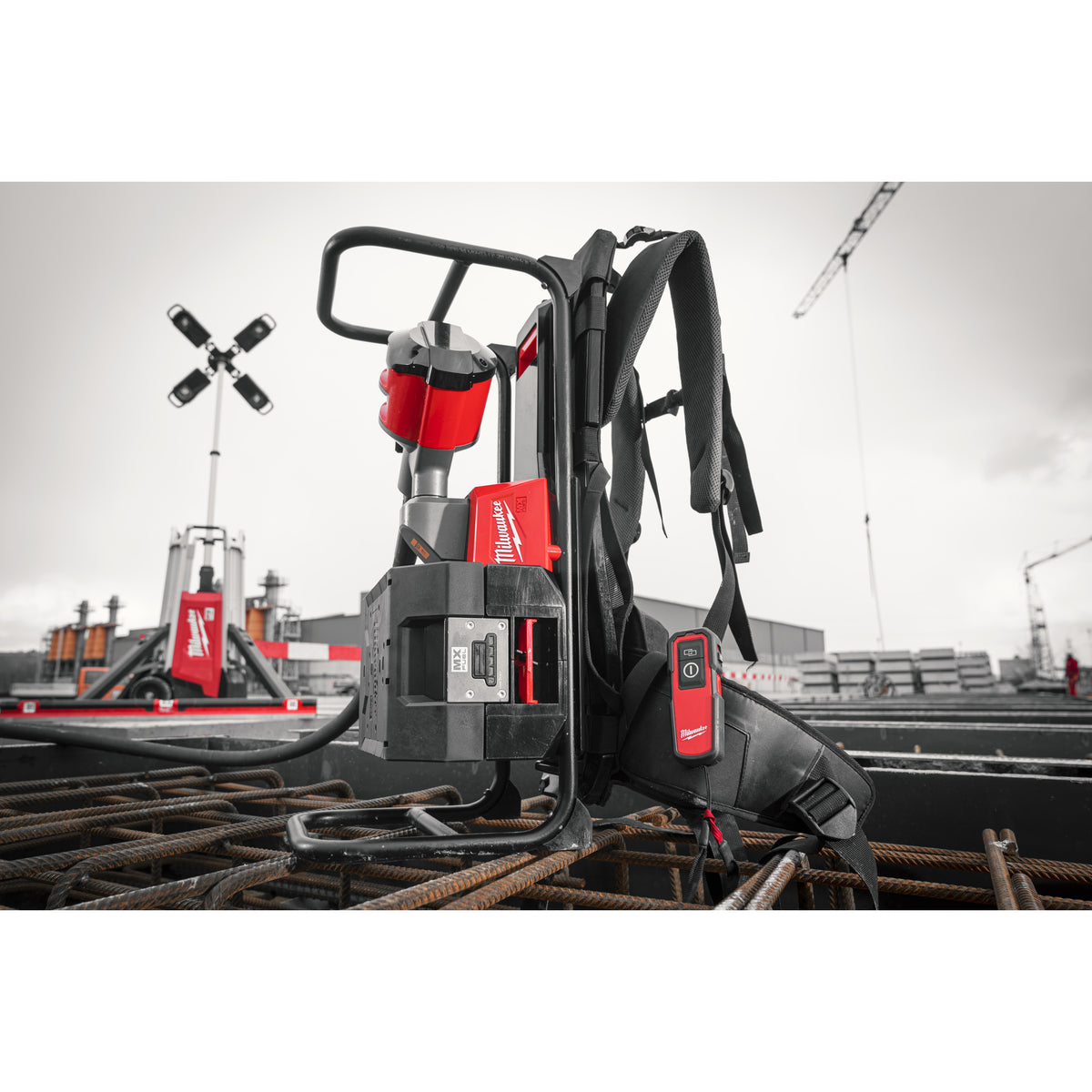 Milwaukee MX FUEL™ Akku-Rucksack-Betonverdichter MXFCVBP - Produktbild 8