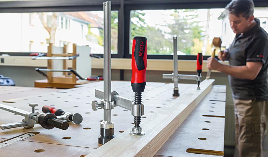 TW16AW_work_man_wood_hammering_1__c75