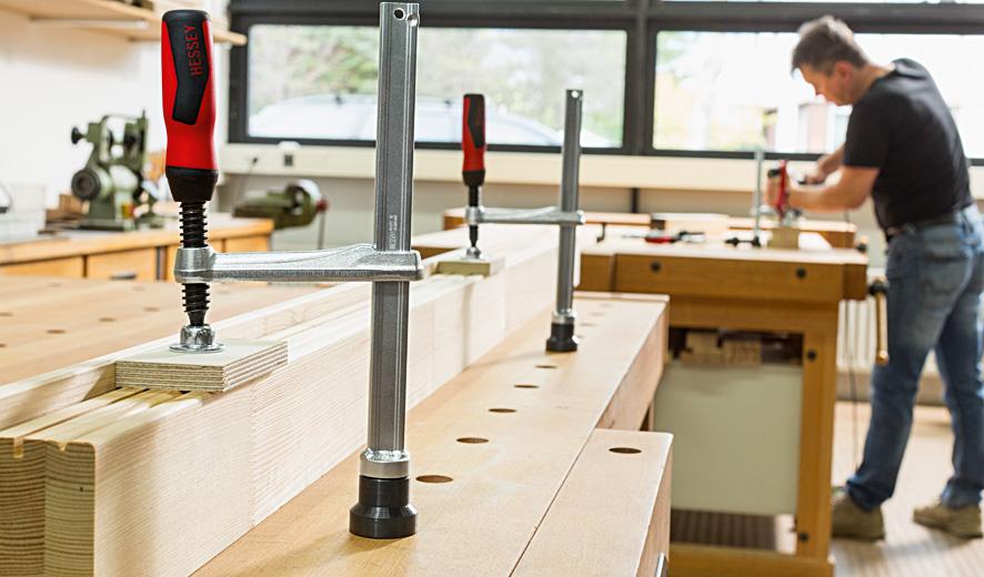 TW16AW_work_man_wood_sawing_1__c75