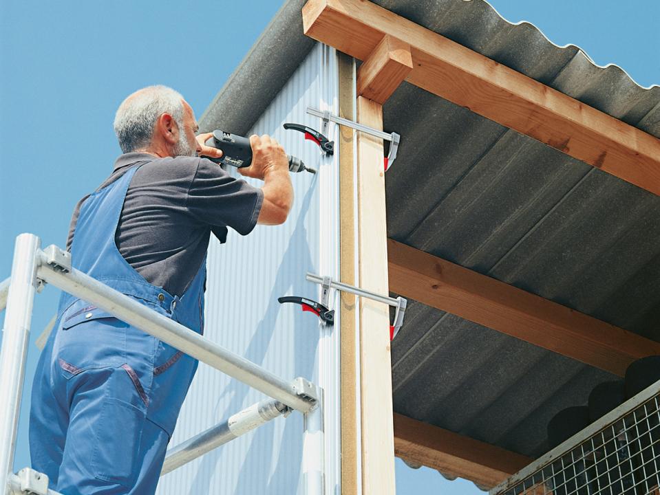 KLI_work_man_facade__100FjEcMkpJdhrVR