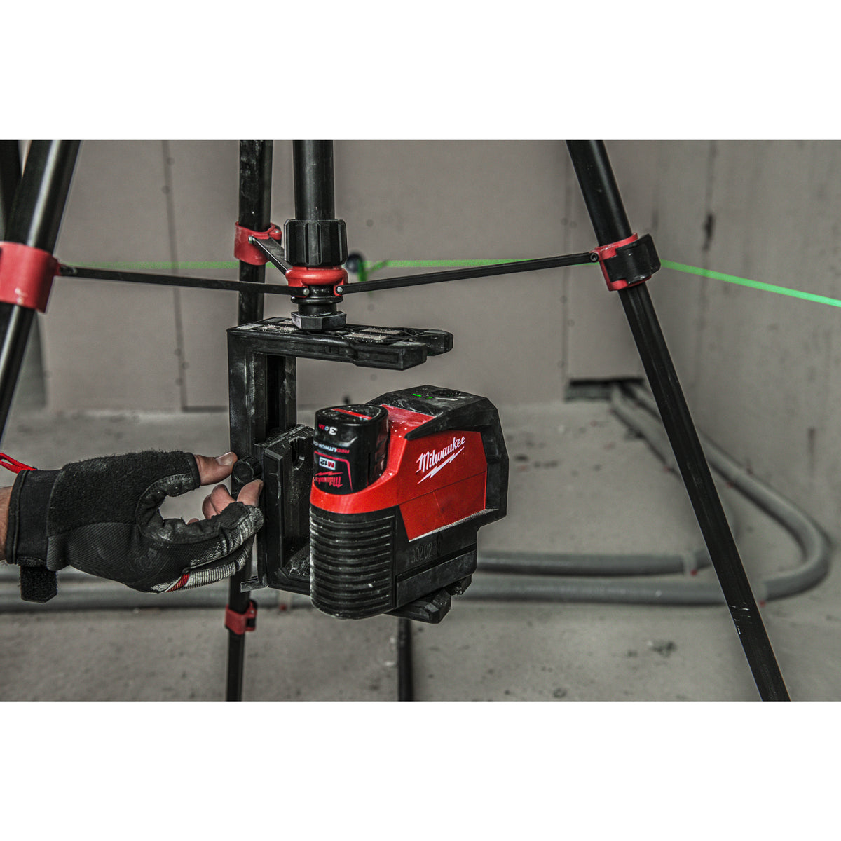 Milwaukee M12™ Kreuzlinienlaser mit Lotfunktion M12CLLP - Produktbild 5