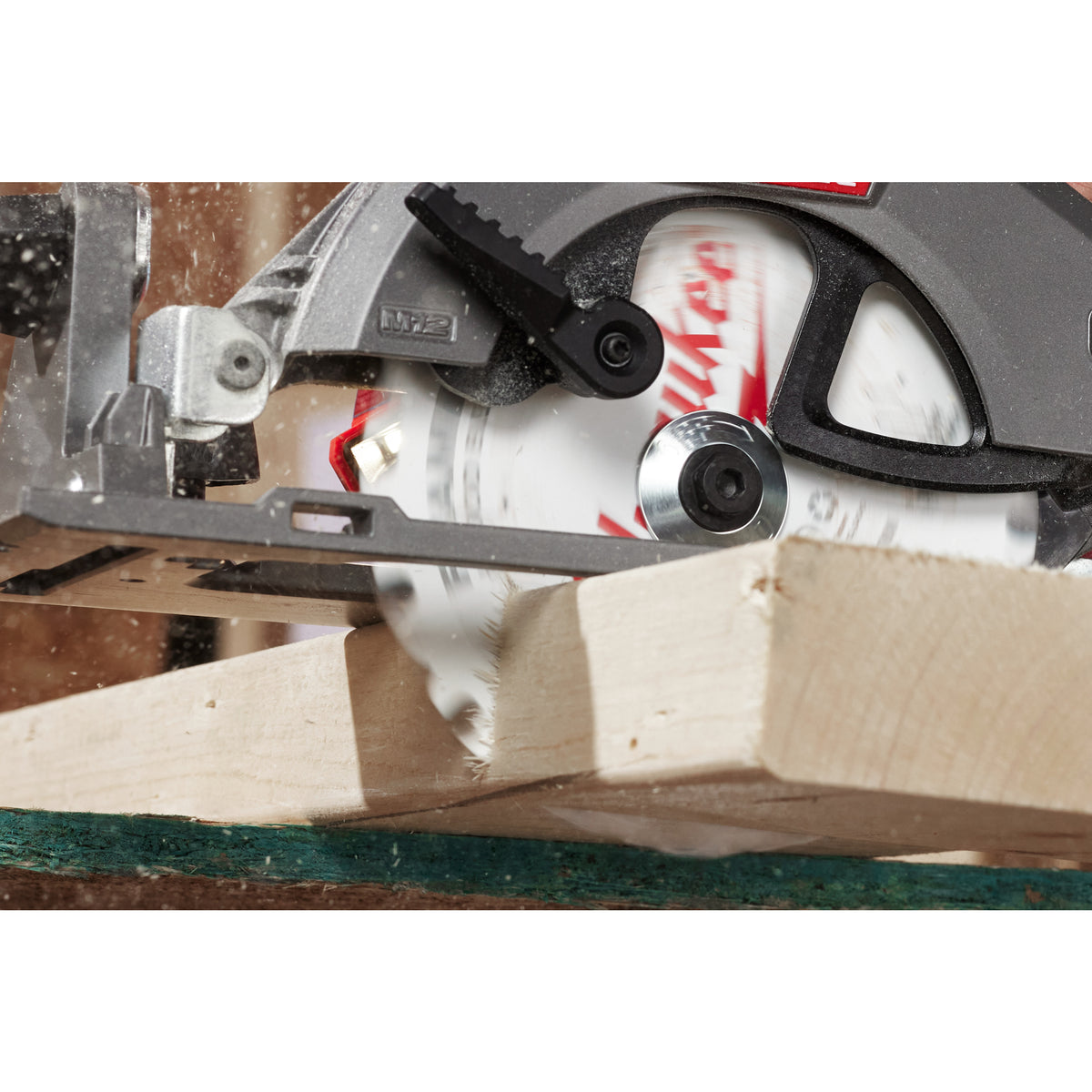 Milwaukee M12 FUEL™ Akku-Handkreissäge M12FCS442 - Produktbild 5
