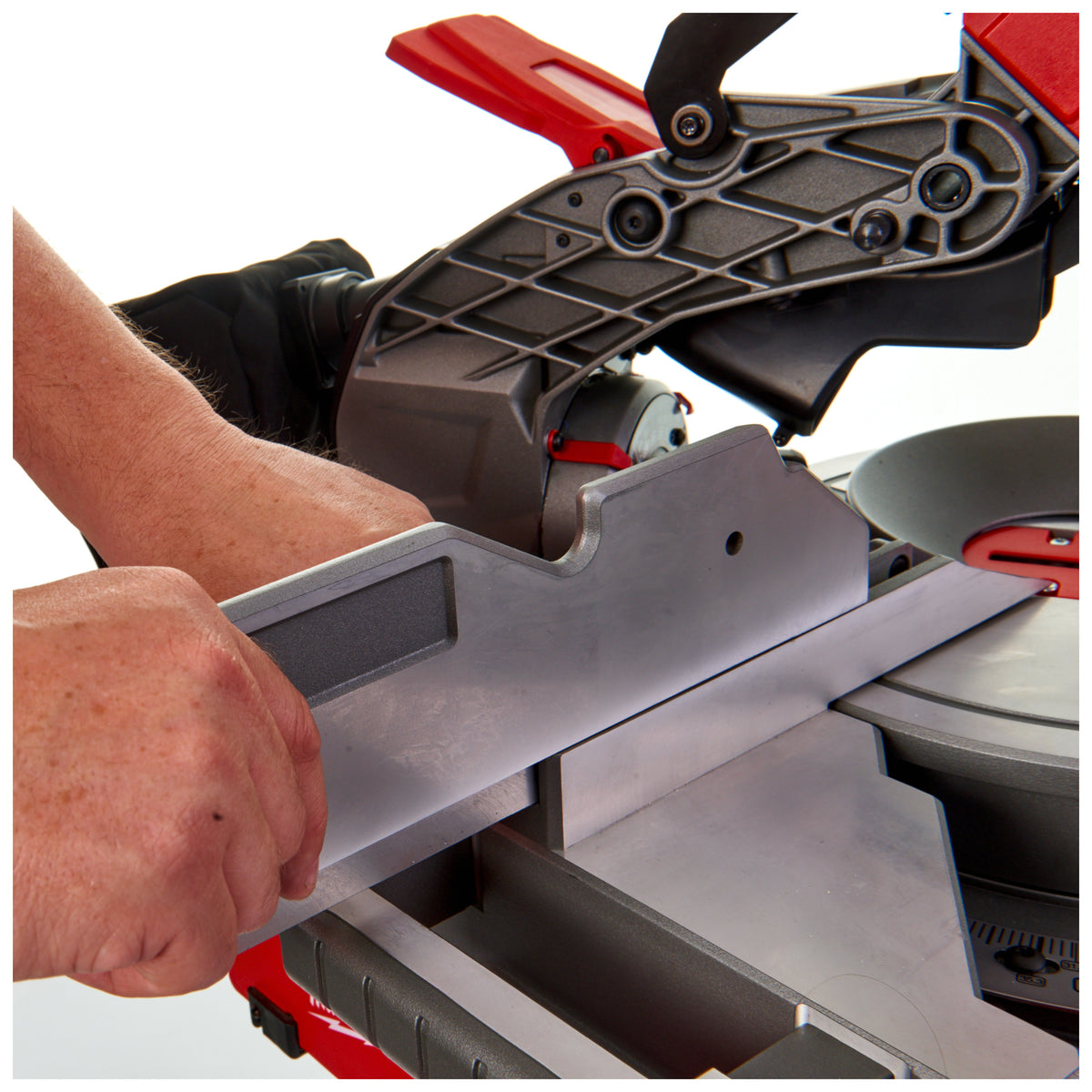 Milwaukee M18 FUEL™ Akku-Kapp- und Gehrungssäge M18FMS254 - Produktbild 11