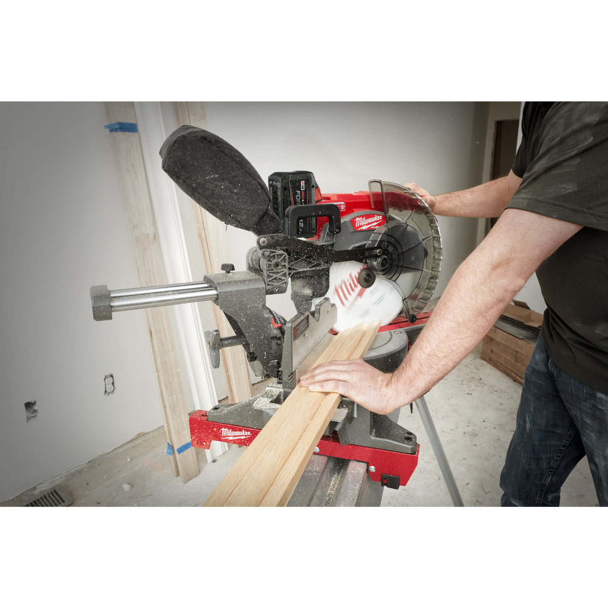 Milwaukee M18 FUEL™ Akku-Kapp- und Gehrungssäge M18FMS305 - Produktbild 15