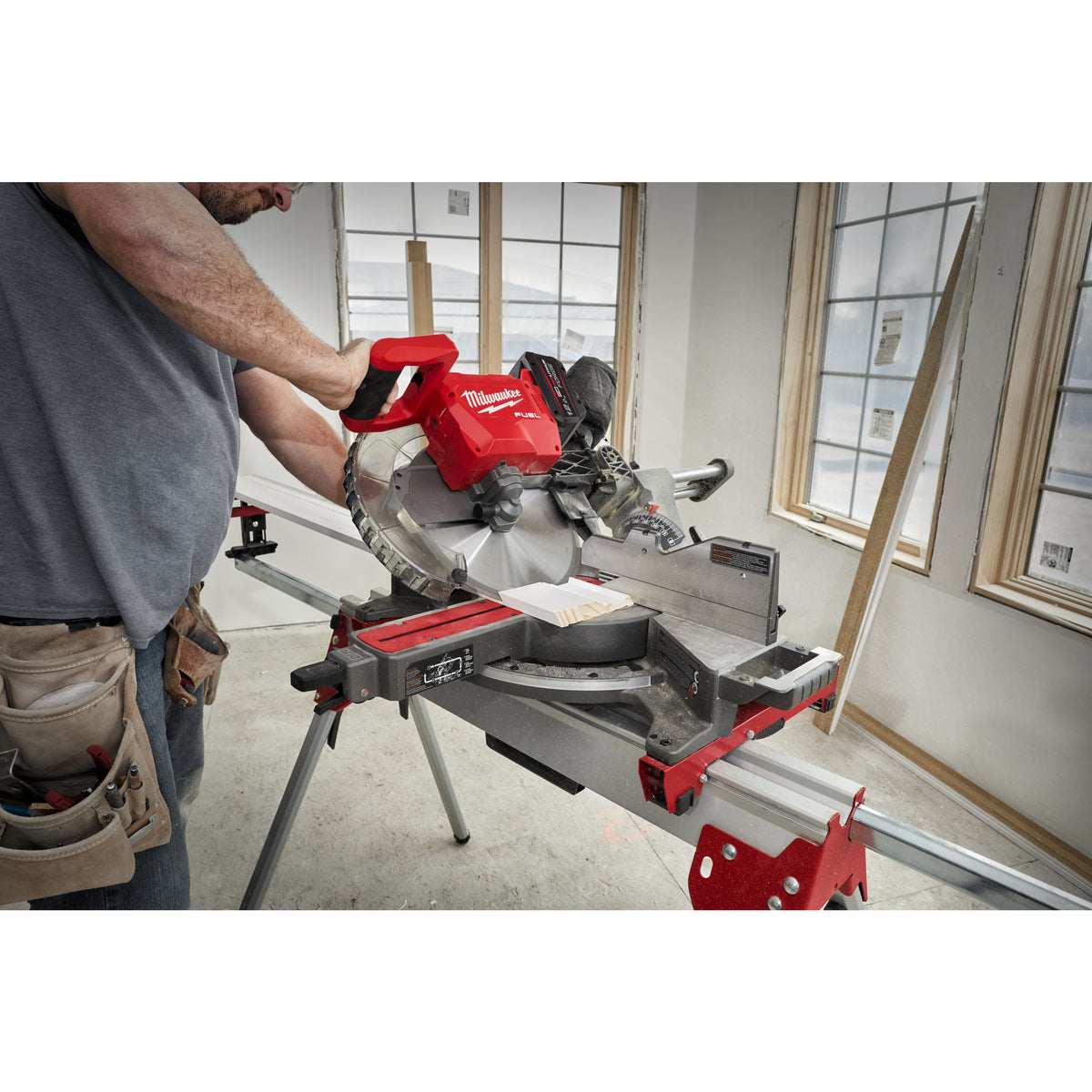 Milwaukee M18 FUEL™ Akku-Kapp- und Gehrungssäge M18FMS305 - Produktbild 16
