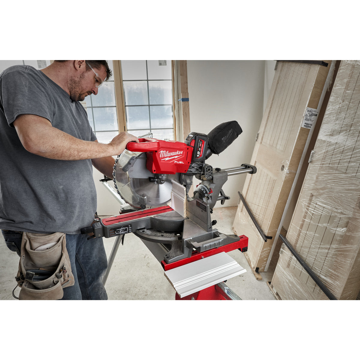 Milwaukee M18 FUEL™ Akku-Kapp- und Gehrungssäge M18FMS305 - Produktbild 7