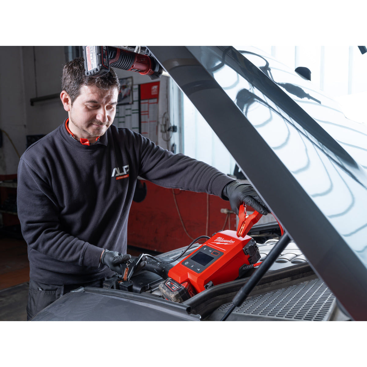 Milwaukee M18™ Akku-Starthilfe 2000 A M18JS2200 - Produktbild 10