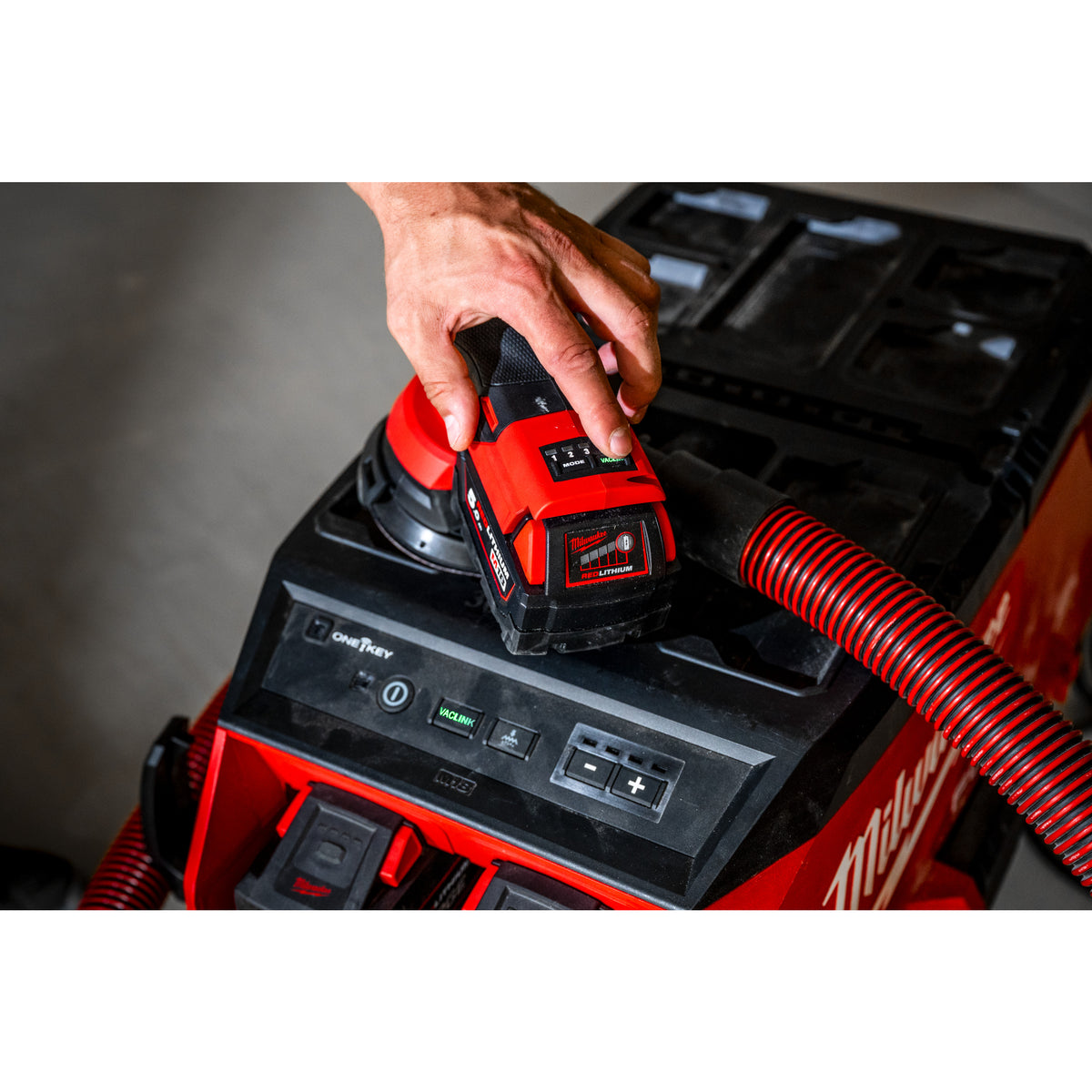 Milwaukee M18™ 2 x 18 V Akku-M-Klasse-Staubsauger 34L M18ONEF2VC34M - Produktbild 12