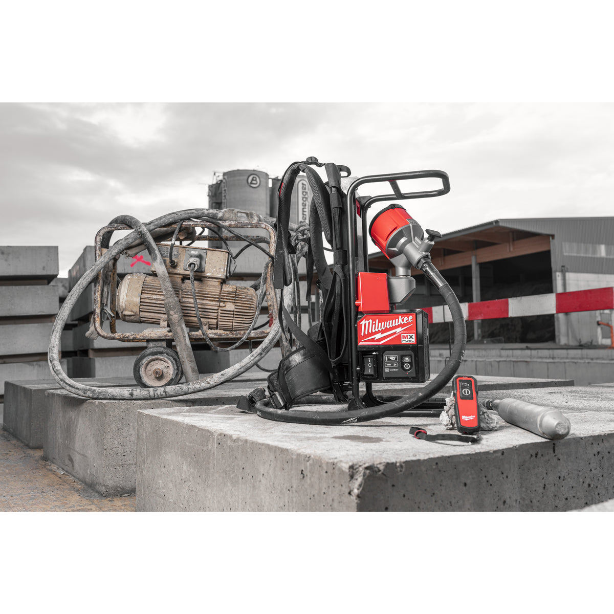 Milwaukee MX FUEL™ Akku-Rucksack-Betonverdichter MXFCVBP - Produktbild 12