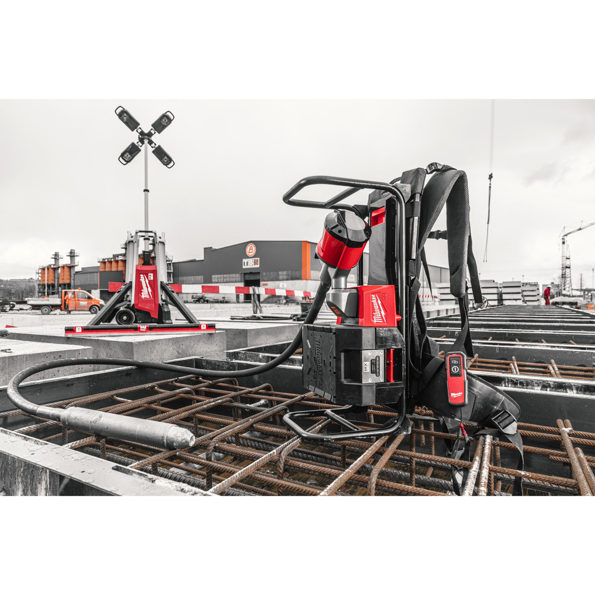 Milwaukee MX FUEL™ Akku-Rucksack-Betonverdichter MXFCVBPKIT - Produktbild 5