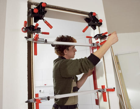 TU_TFM_WTR_work_man_door__200