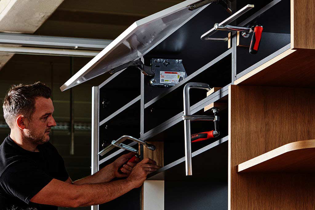 gz-kg_work_man_wood_1__100c24f7754-961a-ea11-8dca-901b0eef078c